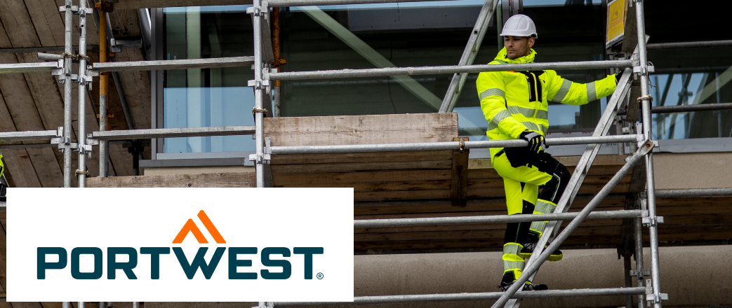 A worker in high-vis yellow clothing with a white helmet on a scaffold. In the lower left edge of the picture is the logo of the workwear manufacturer Portwest in the colors dark blue and orange on a white, rectangular background.