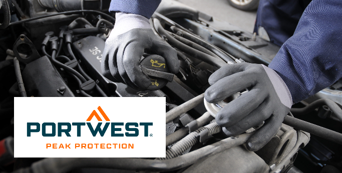 Two hands in gray protective gloves can be seen in front of the engine compartment of a motor vehicle. In the left hand is the unscrewed oil cap of the car and in the lower left area of the picture you can see the Portwest logo.